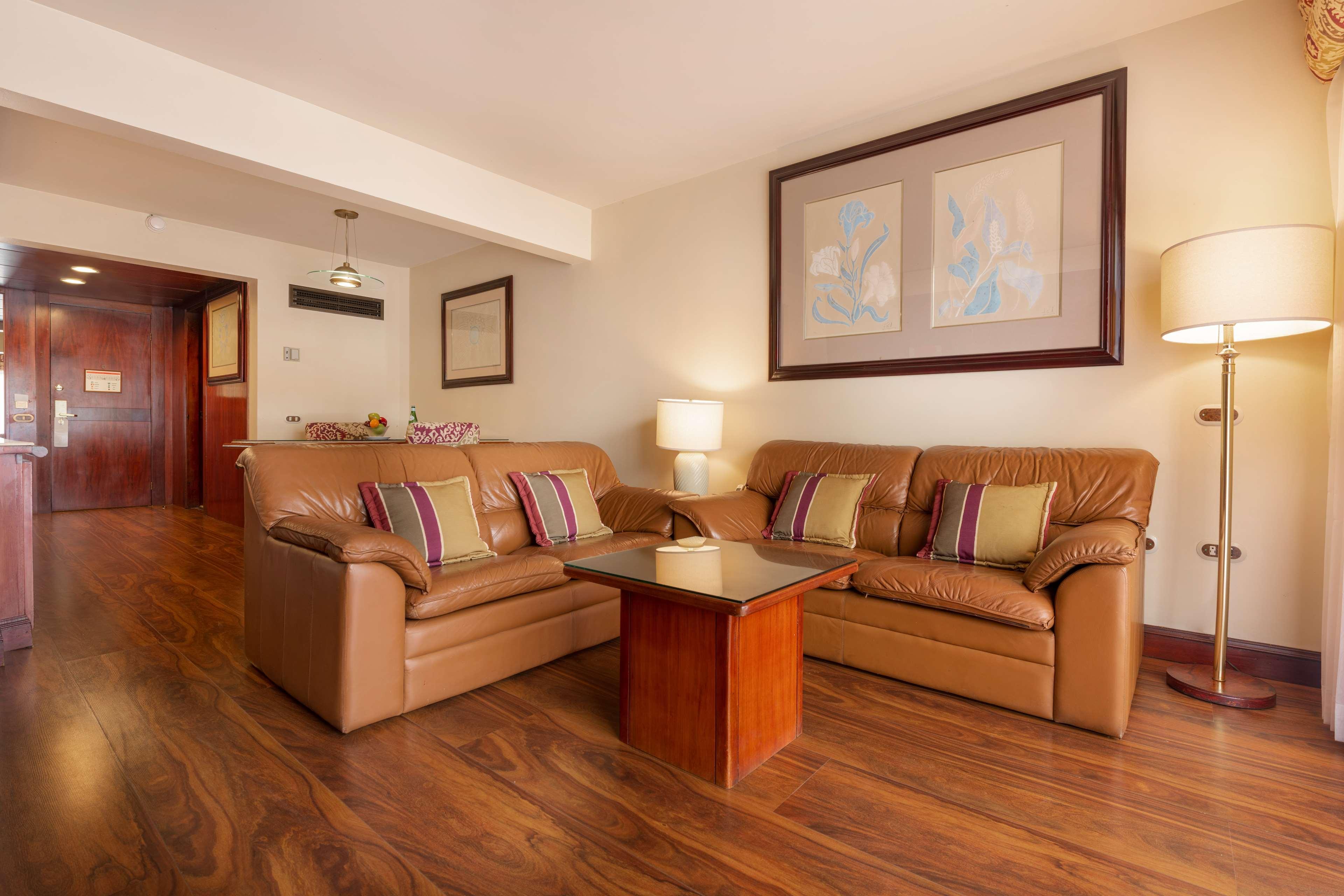 Hotel Barceló San José Exterior foto A living room in a suite at the Hilton London Heathrow