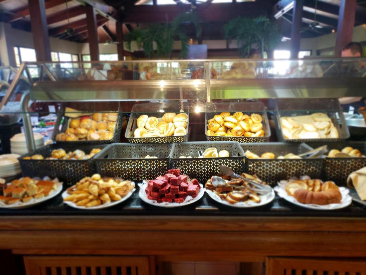 Hotel Barceló San José Exterior foto A selection of bread at a buffet